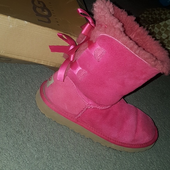 Bailey Bow Uggs (Size 5)*FINAL MARKDOWN* - Picture 4 of 6